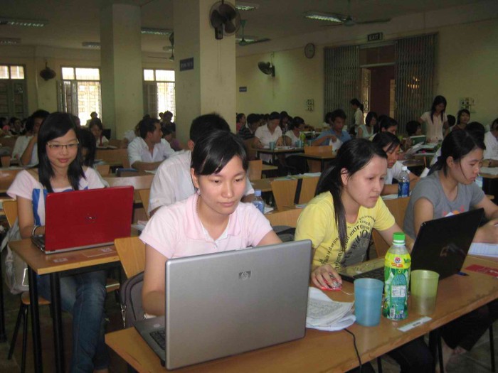 Không phải sinh viên nào mang laptop đến lớp cũng để sử dụng vào việc học tập